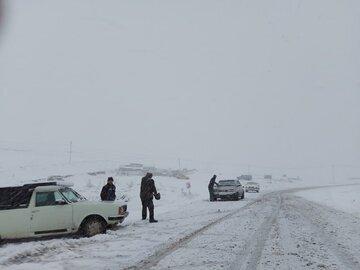 بارش برف شدید سبب مسدود شدن راه های روستایی کردستان شد بارش برف شدید سبب مسدود شدن راه های روستایی کردستان شد