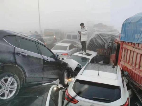 تصادف زنجیره ای در اتوبان تهران ، قم ، اعزام بالگرد به محل حادثه