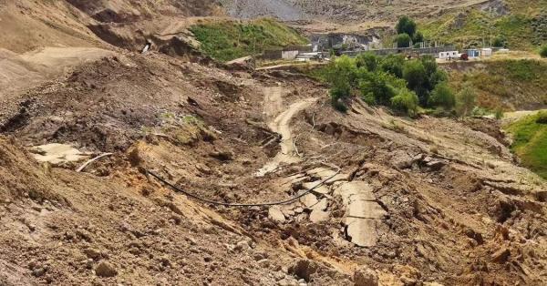 عکس ، رانش گسترده کوه در مشگین شهر ، آب شرب منطقه ایلاندو چند روز قطع شد